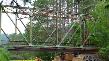 Demir köprü karaya geri taşınıyor.