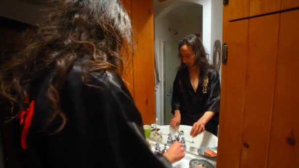 Man brushing his teeth in the bathroom. — Stock Video