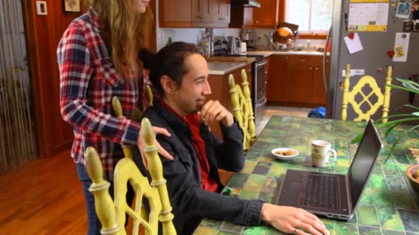 Couple regarder des vidéos drôles sur une table — Video