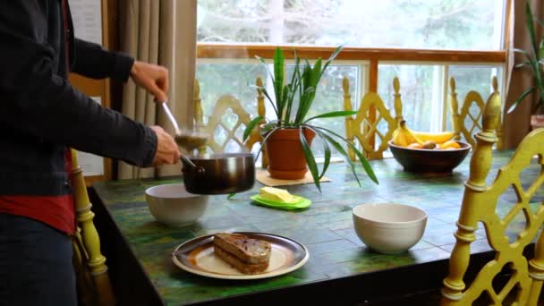 Servir deux bols à soupe près de la fenêtre — Video