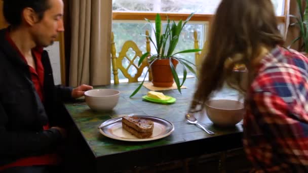 Paar mit hausgemachter Suppe zum Mittagessen — Stockvideo