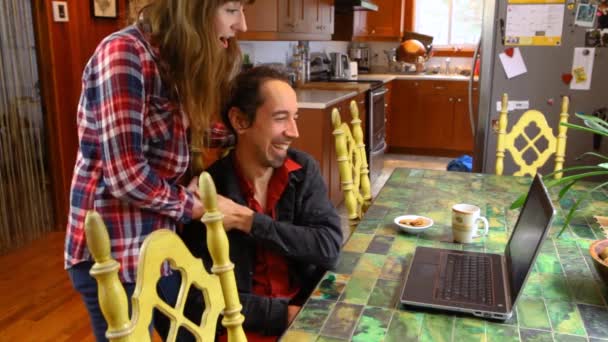 Couple regarder des vidéos drôles sur une table — Video