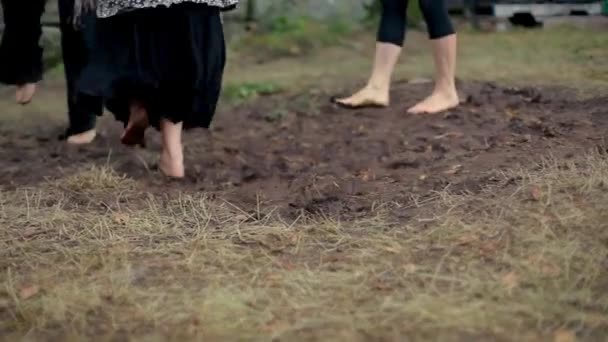 Feet of people dancing at a festival. — Stock video