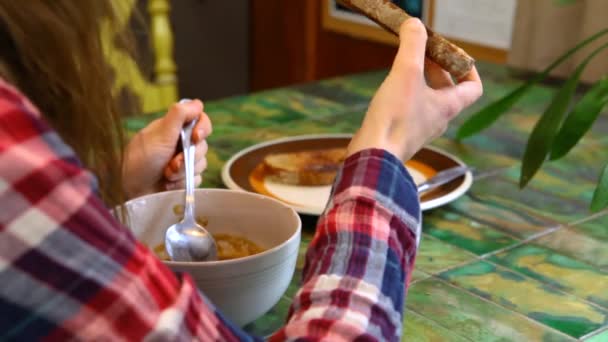 창가에서 집에서 만든 수프를 먹는 소녀 — 비디오