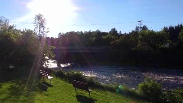 Sendero para caminar cerca de una presa de río — Vídeos de Stock
