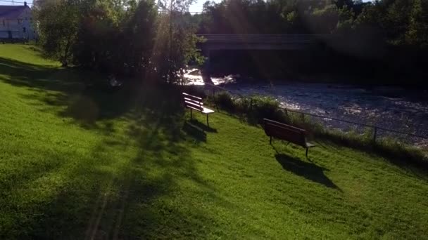 Banken met uitzicht op de rivier en de zon — Stockvideo