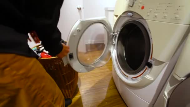 Człowiek robi pranie. — Wideo stockowe