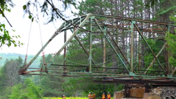 Železný most je přesouván jeřábem. — Stock video