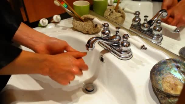 Мужчина моет руки в ванной комнате. — стоковое видео