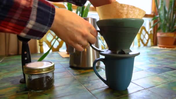 Café de filtro de cerveza en la mesa — Vídeos de Stock