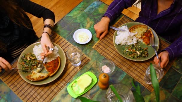 Couple prenant un repas ensemble — Video