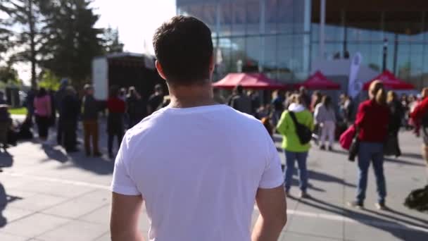 Young man watches demonstration — Stock Video