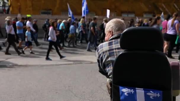 Человек в инвалидной коляске смотрит протест — стоковое видео
