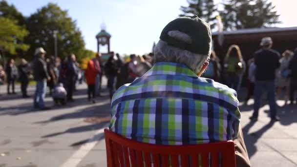 Hombre viejo y joven en el rally de medio ambiente — Vídeo de stock