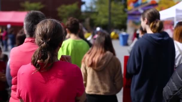 Jóvenes manifestantes que participan en la manifestación — Vídeos de Stock