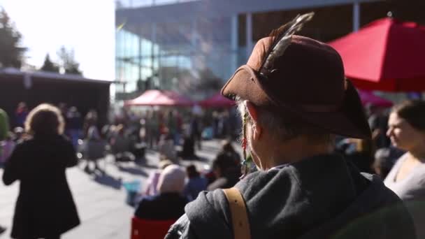 Mannelijke milieuactivist luistert naar spraak — Stockvideo