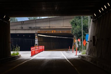 Uyarı trafik konileri ile tünel çıkışı