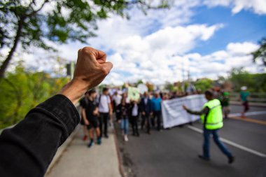 İnsanlar iklim değişikliğini protesto ediyor.