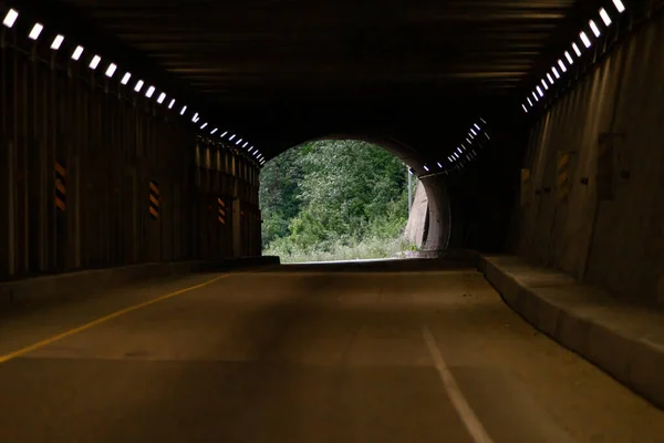 Пустой тоннель для съезда с автострады на заднем плане — стоковое фото