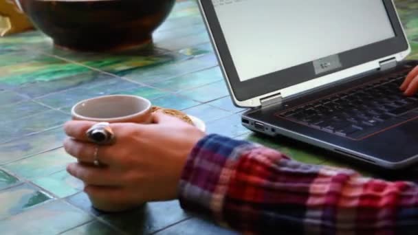 Жінка за столом працює з ноутбуком — стокове відео