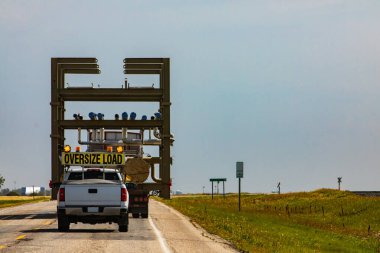 Otoyolda aşırı yüklü bir kamyon.