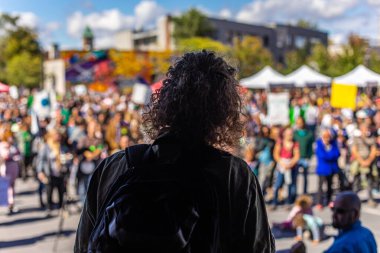 Lider sahnede kalabalıkla konuşuyor.