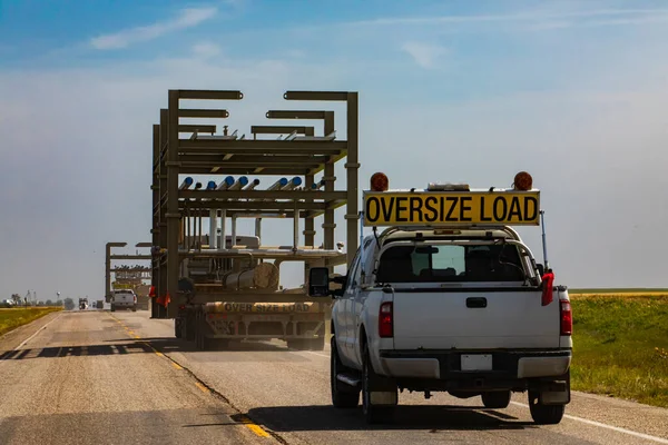 Lastbil med överdimensionerad last på motorvägen — Stockfoto