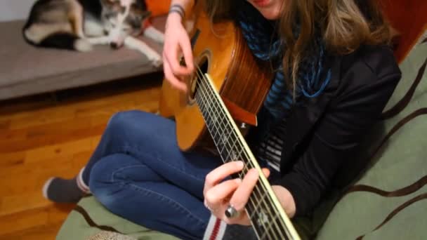 Menina tocando guitarra na sala de estar . — Vídeo de Stock