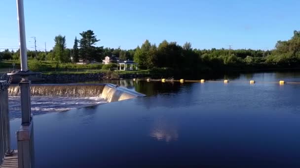 Rivière avec barrage près d'un parc touristique 