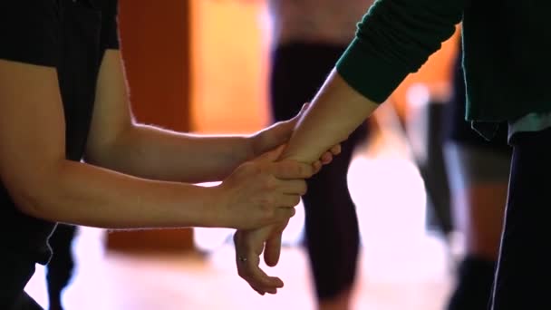 Tancerka otrzymuje masaż dłoni i nadgarstka — Wideo stockowe
