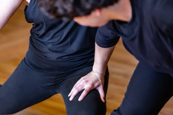 Entrenador personal y estudiante en el gimnasio — Foto de Stock