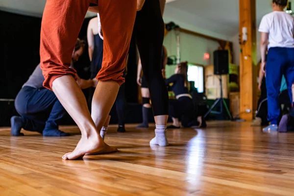 Grup seansında yoga yapan bir grup insan.