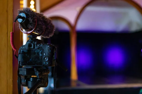 Камера с микрофоном на стойке, нацеленной на сцену — стоковое фото