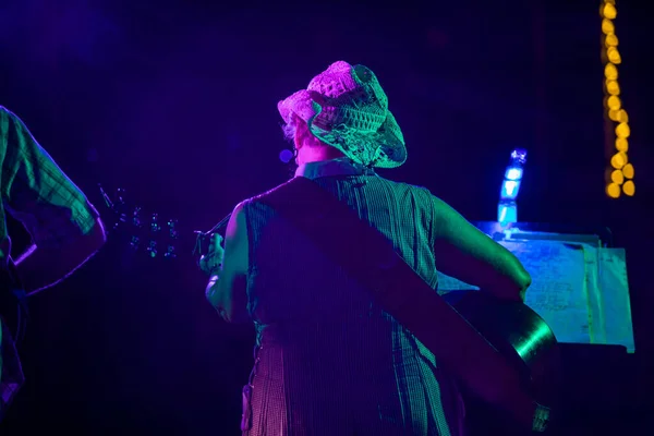 Frau spielt Gitarreninstrument auf der Bühne — Stockfoto