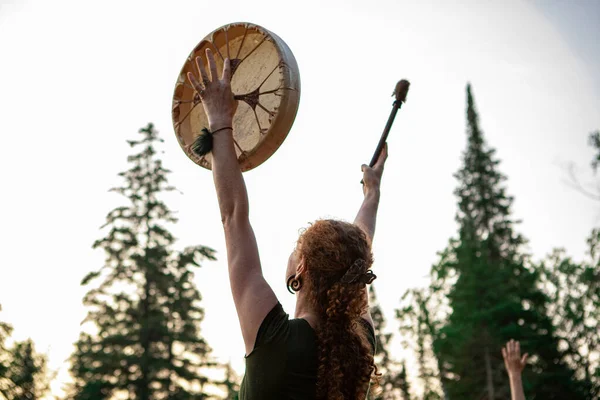 空に神聖な太鼓を持っている女性は — ストック写真