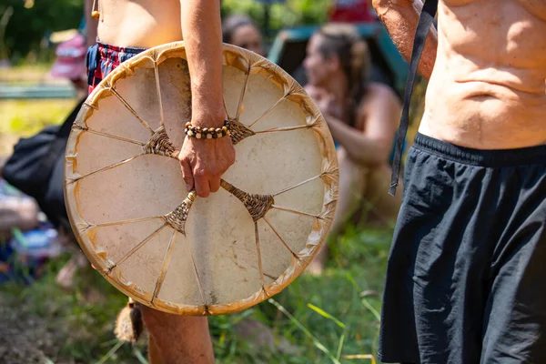 Uomo che tiene tamburo sacro nativo — Foto Stock