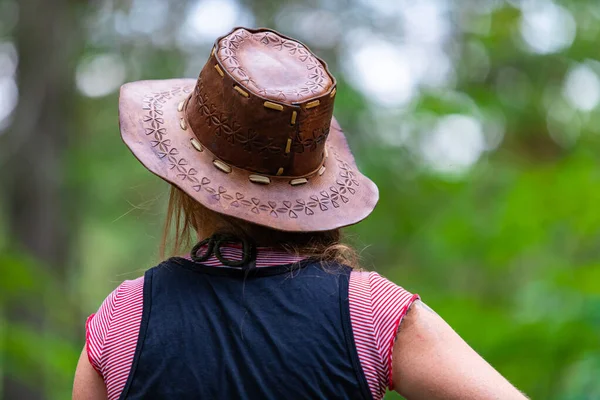 Mulher usando chapéu de couro visão traseira — Fotografia de Stock