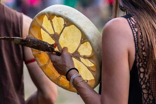 Vrouw met sjamanistisch frame drum — Stockfoto