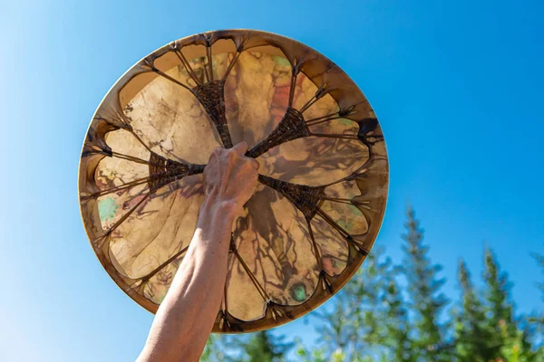 Hombre sosteniendo el tambor sagrado en el cielo —  Fotos de Stock