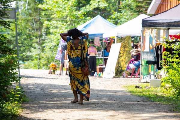 Mujer negra en exposiciones al aire libre — Foto de Stock