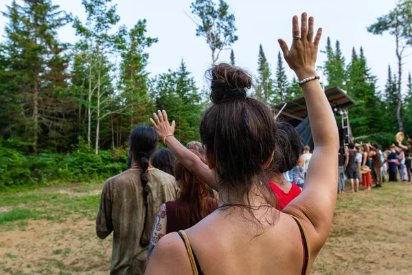 Diverse persone godono di riunione spirituale — Foto Stock