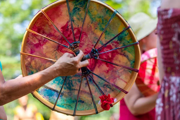 Close-up de mão segurando um tambor colorido — Fotografia de Stock
