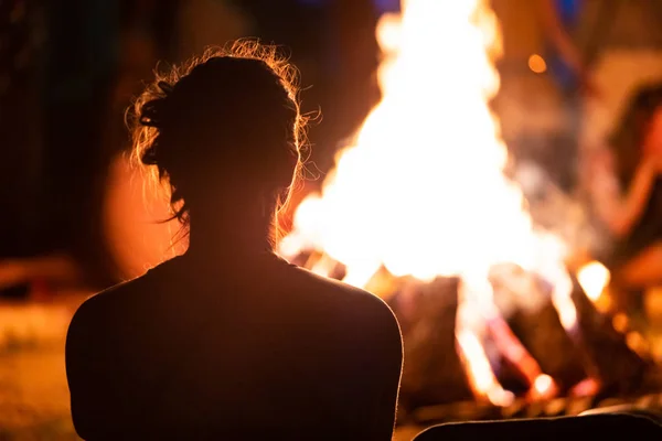 Человек, сидящий в передней части огня — стоковое фото