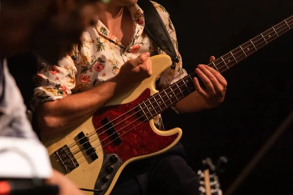 Guitarrista eléctrico, enfoque selectivo — Foto de Stock