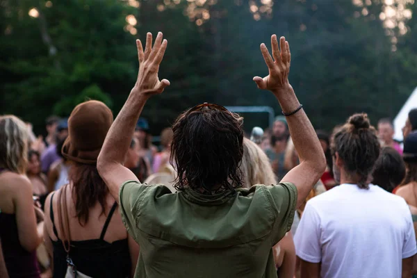Festival Man levanta los brazos asombrado — Foto de Stock
