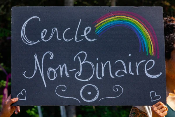 French poster, saying non-binary circle