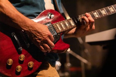 elektro gitarist, seçici odak