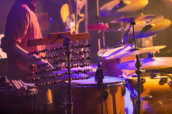 Schlagzeuger spielt Schlagzeug auf der Bühne — Stockfoto