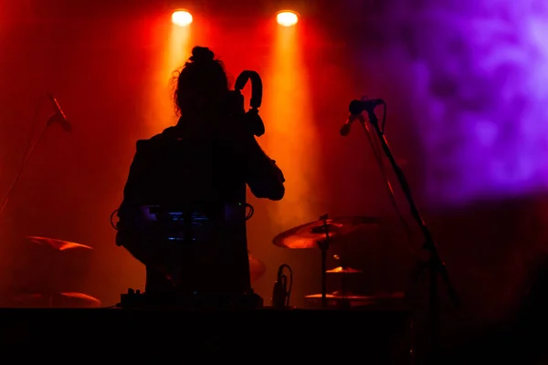 Silhouette eines DJs während einer musikalischen Darbietung — Stockfoto