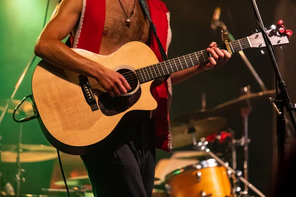 Hemdloser Mann spielt Gitarre auf der Bühne — Stockfoto